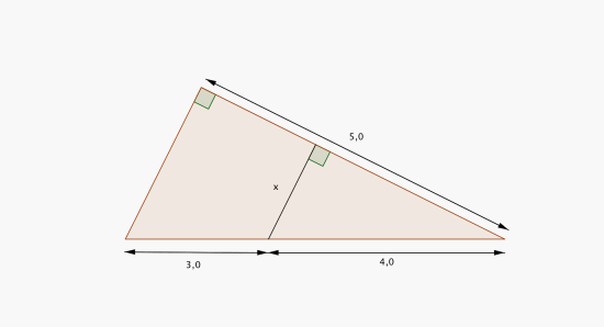 En rettvinklet trekant med den lengste siden lik 7,0 og den nestlengste lik 5,0. En mindre innskrevet rettvinklet trekant med den lengeste siden lik 4,0.